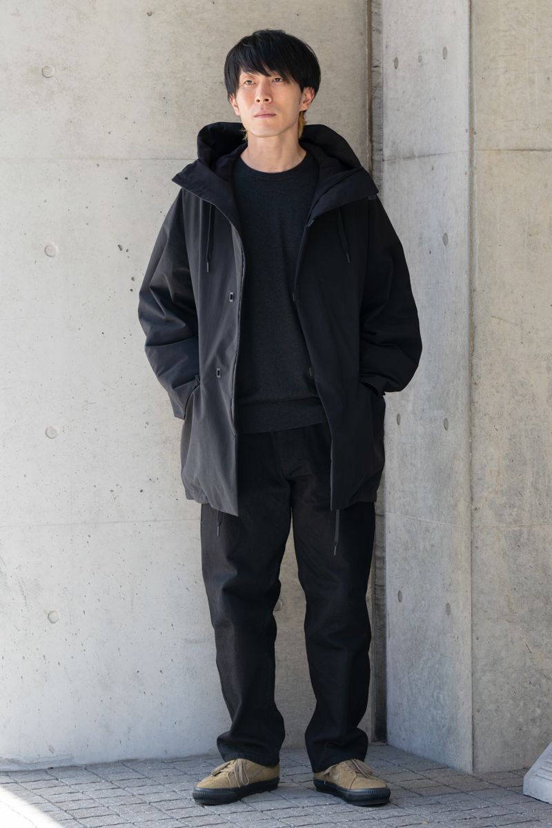 コート＝テアトラ　ニット＝バウス　デニム＝コモリ　シューズ＝ヴァンズ　腕時計＝オメガ　バングル＝ナバホ