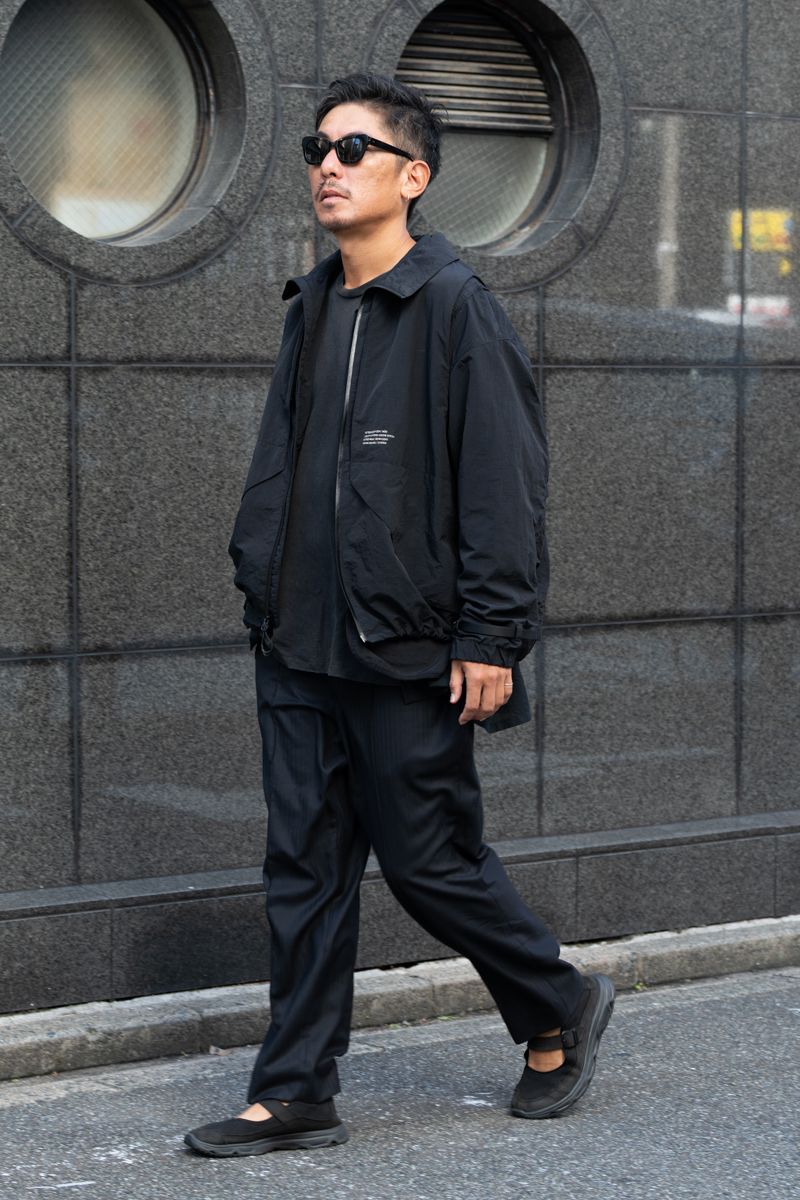 ジャケット＝コンフィ　シャツ＝ジーユー　カットソー＝キャプテンサンシャイン　パンツ＝オールズ　シューズ＝サロモン　眼鏡＝サンバディーズ　ブレスレット＝不明