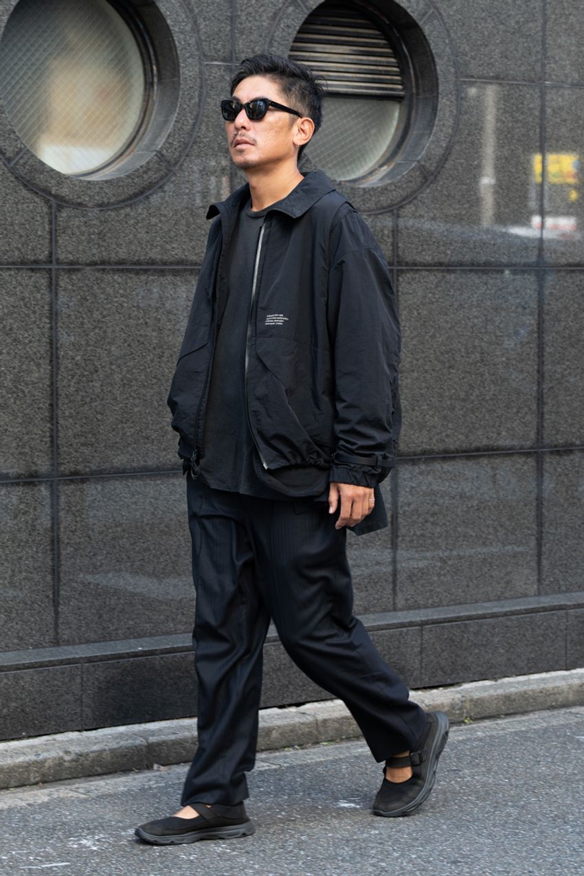 【最新版】やっぱり「黒い服」が調子いい！“オールブラックス”5選を街角スナップで - 3枚目の画像