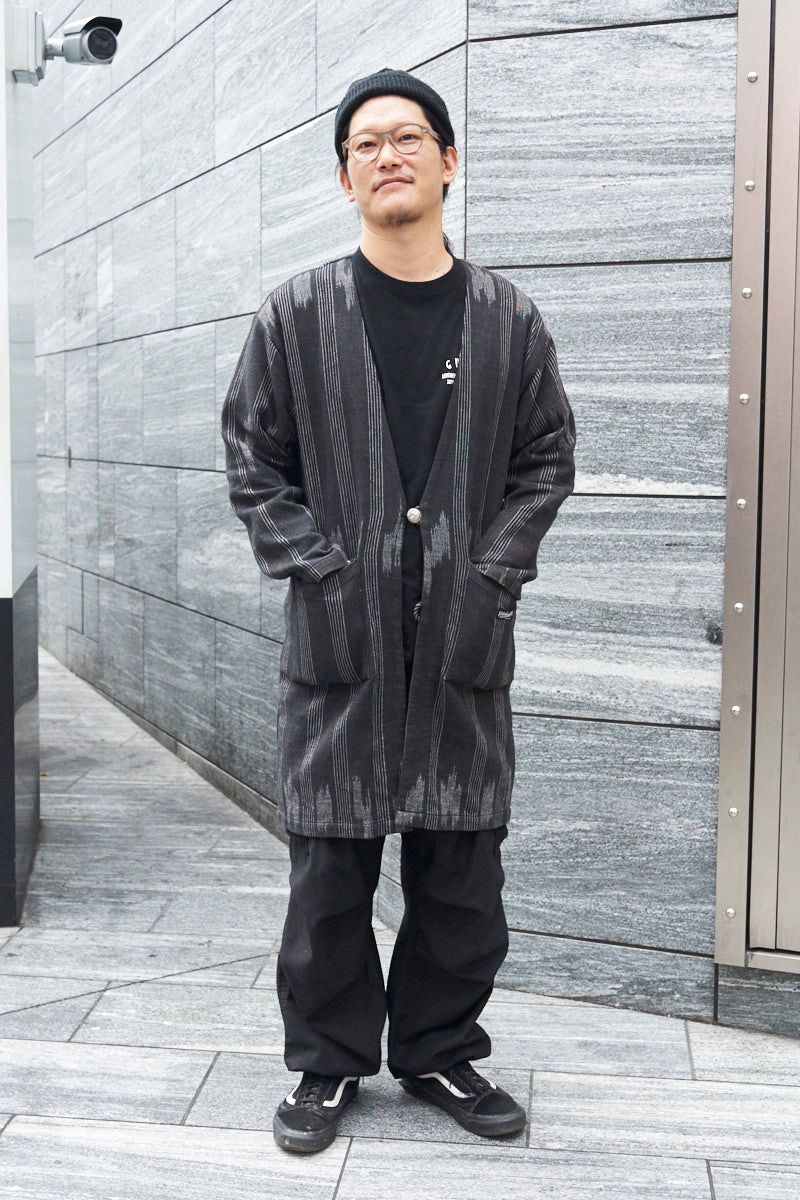 コート＝ブラックシープ　カットソー＝ギルティレザーファクトリー　パンツ＝ワイパー　シューズ＝ヴァンズ　帽子＝マウンテンリサーチ　眼鏡＝ポラロイド