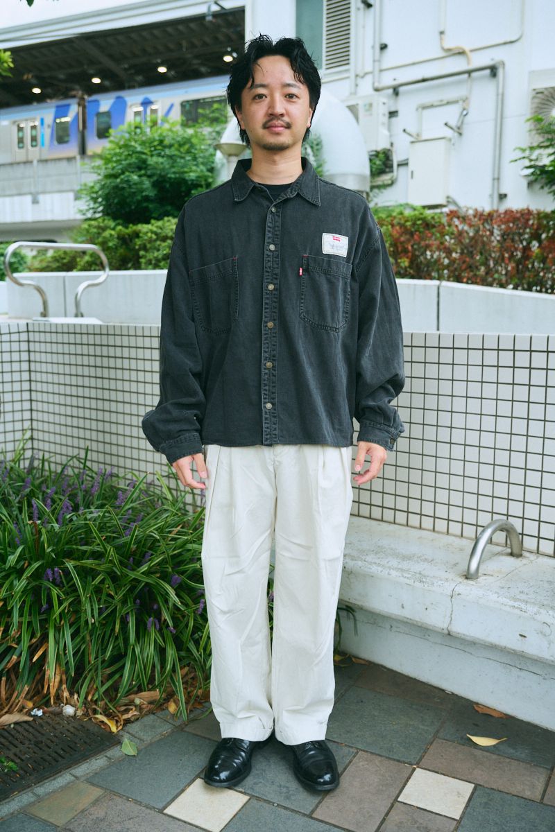 シャツ=リーバイス Tシャツ=ヘインズ パンツ=トミーヒルフィガー シューズ=ユーエスネイビー 腕時計=セイコー