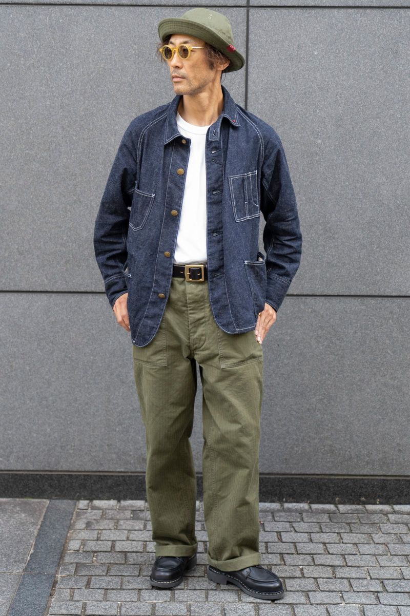 Gジャン、帽子=ともにボンクラ Tシャツ=ステューシー パンツ=ボンクラ シューズ=パラブーツ 眼鏡=テンアイヴァン リング=不明