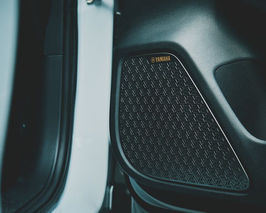 種市さんが言及したのは、ヤマハと三菱自動車が共同開発したプレミアムオーディオシステムの「Dynamic Sound Yamaha Ultimate」。アウトランダーPHEVを「楽器」と捉えた新発想のサウンドシステムで、車の構造全体をスピーカーに見立てて、音響の再現性を高めている。