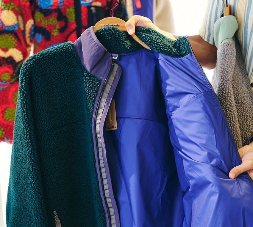 本体の生地には、「リプリーブ アワー オーシャン」を使用した肉厚のフリースを採用。裏地には、同じくリサイクル・ポリエステル100％のタフタを使用し、PFAS（有機フッ素化合物）フリーのDWR（耐久性撥水）が施されている。