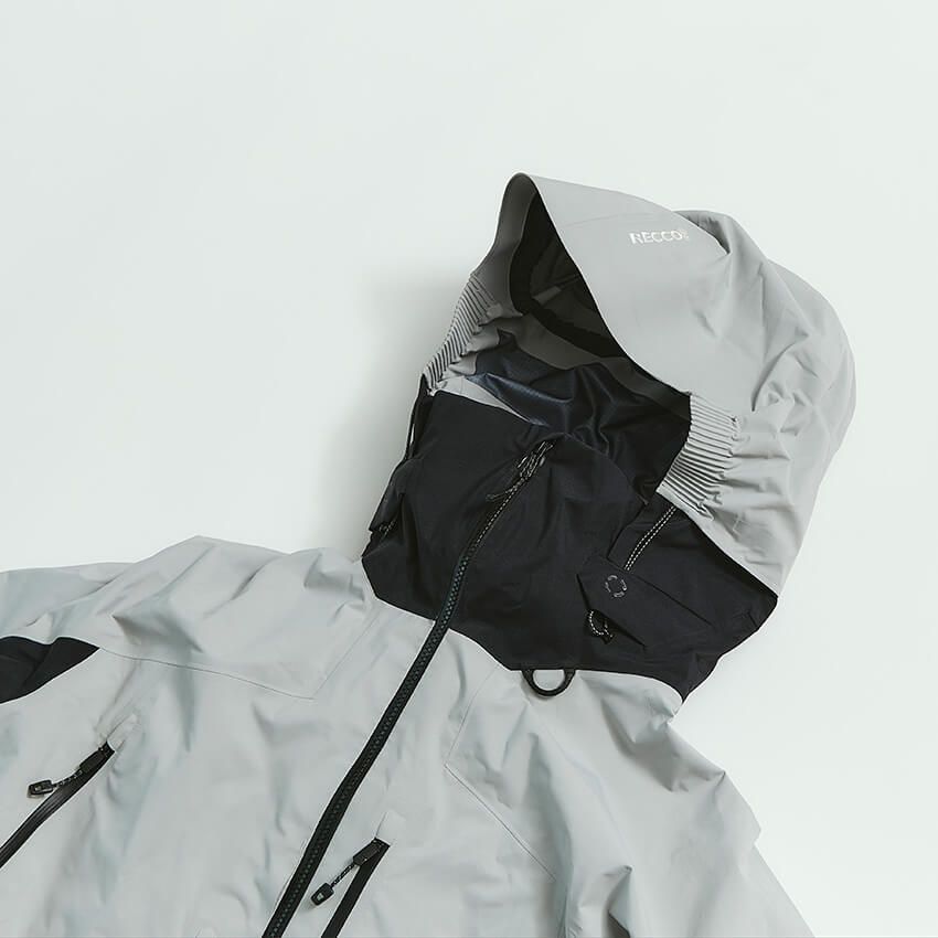 プロレベルの機能を備えた本モデルは、トランシーバーのマイクが通せるディテールやRECCO®リフレクターなど、ギア感のある仕様なのもブツ欲をくすぐる。