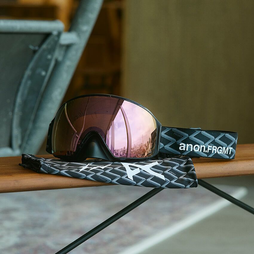 Anon M4 ゴーグル4万7300／バートン　www.burton.com