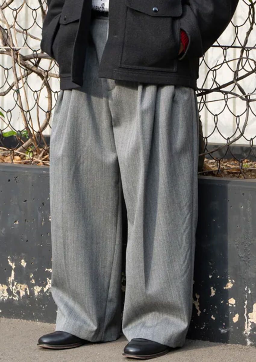 モダンでラクな“太パンツ”は大人のミカタ！ 子供っぽく見えない洒落者4選 - 1枚目の画像