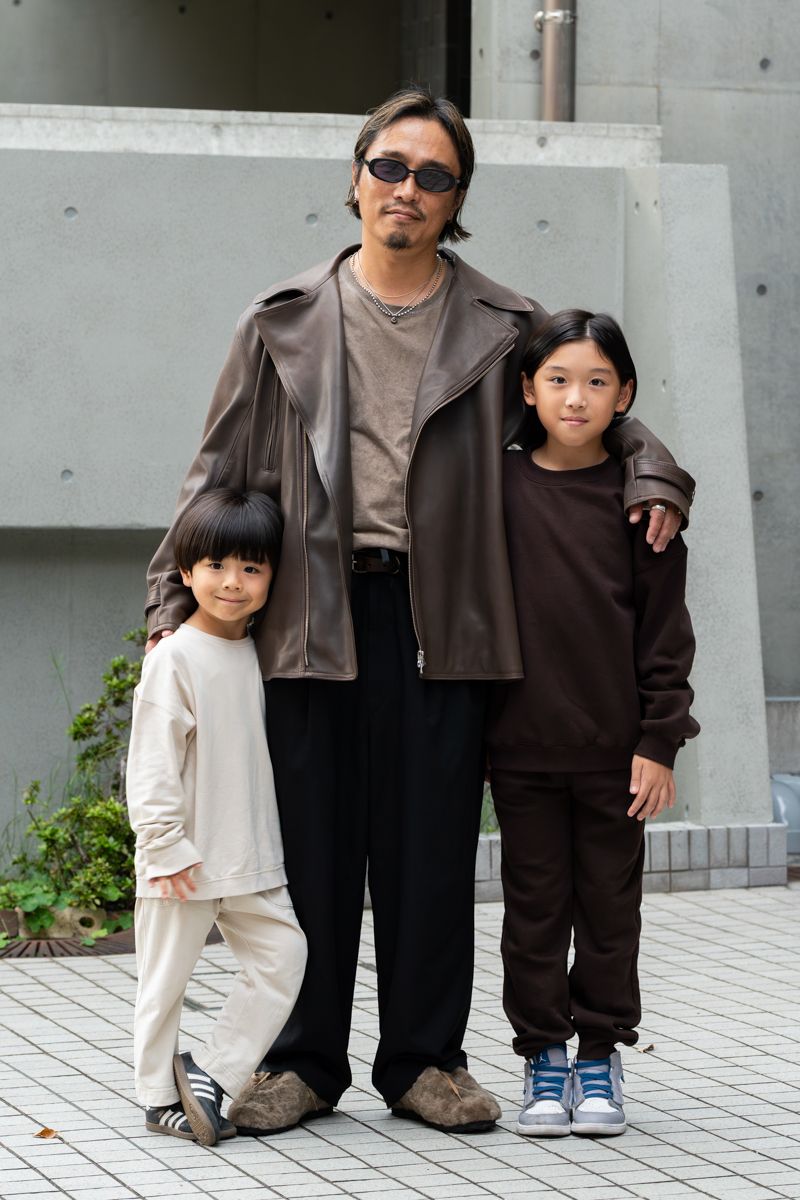 ライダーズジャケット＝ジョンリンクス　Tシャツ＝ニューレーベル　パンツ＝ルメール　シューズ＝ペテロオラウム　眼鏡＝エーディーエスアール　ブレスレット＝ラスト　リング＝トムウッド