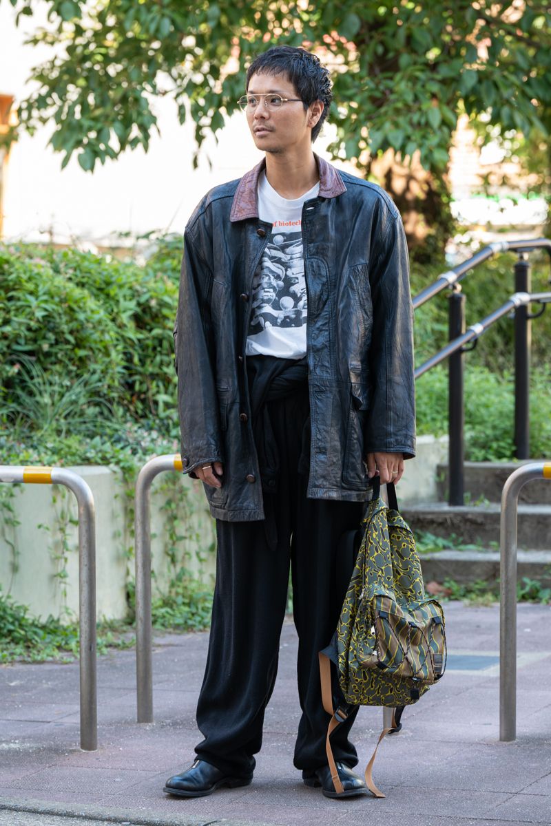 ジャケット＝バーバリー　Tシャツ、パンツ、ブレスレット＝ともに古着　ジャンプスーツ＝コモリ　シューズ＝フィグベル　眼鏡＝バディオプティカル　バッグ＝マルニ×ポーター  