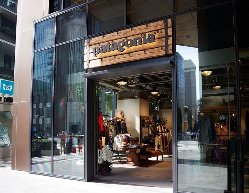 「パタゴニア 東京・京橋」は、2025年9月にオープンした都内8店舗目のブランド体験型ストア。木造ハイブリッド構造の「京橋キノテラス」内にあり、環境配慮と木の温もりを感じる空間が特徴。テクニカルからライフスタイルウェアを豊富に揃えるほか、修理や再販を行う「Worn Wear」も常設している。