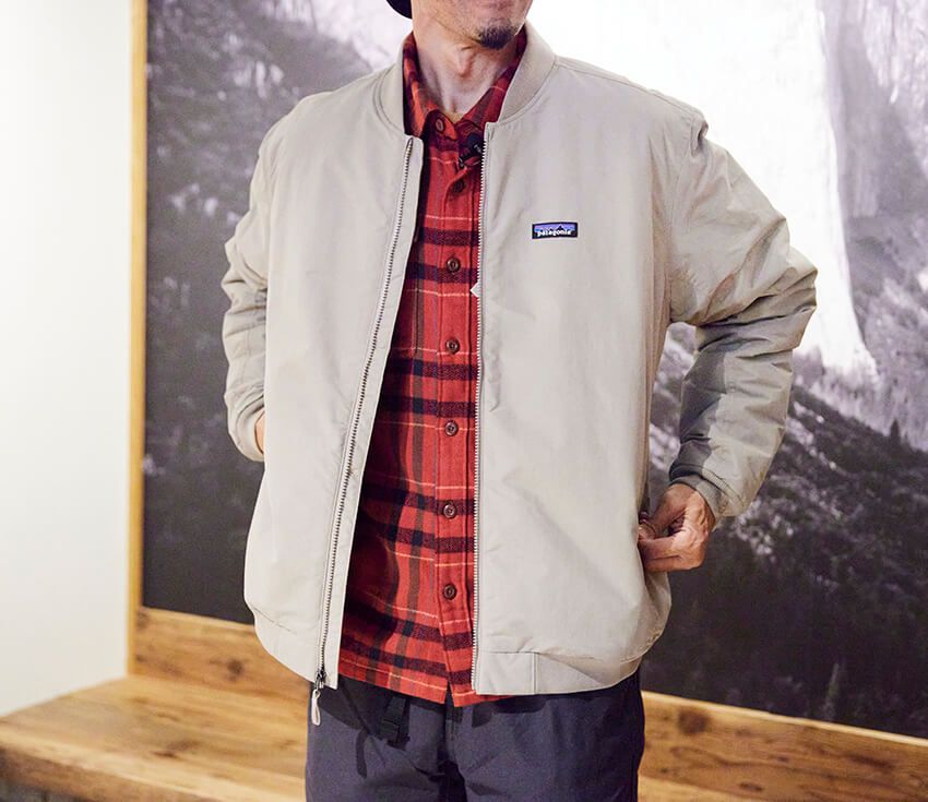 身長180cm、体重66kgのひろしさんが着用しているのはLサイズ。