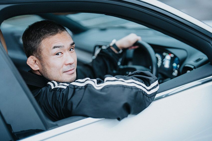 岩手県久慈市出身。2007年プロデビュー以来、修斗で史上2人目となる世界王座2階級制覇を達成。RIZINバンタム級戦線を牽引し、2021年のGPでは準決勝で井上直樹を制し、決勝で朝倉海を破って優勝。2022年9月、適正階級を求めてフライ級に転向し、2025年RIZIN WORLD GPフライ級トーナメント決勝で元谷友貴と激突、悲願の頂点を狙う。また、YouTubeチャンネル『おぎちゃんねる』では、リング上の激しさとは裏腹に、日常の素顔やエンターテインメントも届けている。