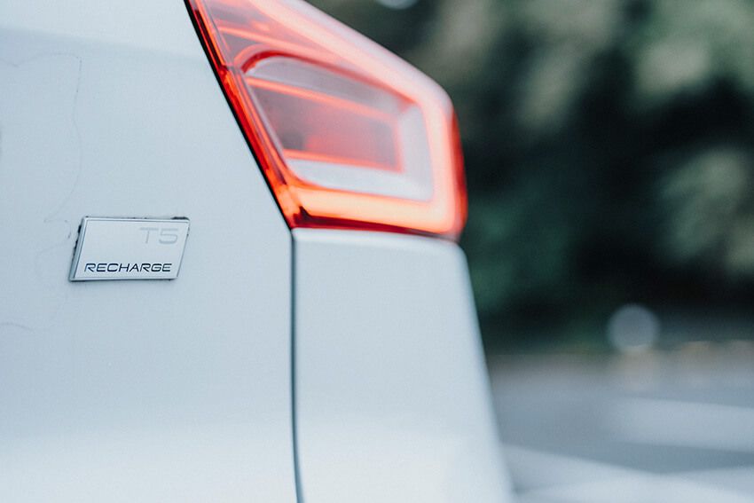 そして、このクルマはハイブリッドモデル。ガソリンと電気を併用するRechargeタイプだ。「感覚としては、だいたい半分ずつって感じです。燃費もいいし、走り出しもスムーズです」。（扇久保さん）