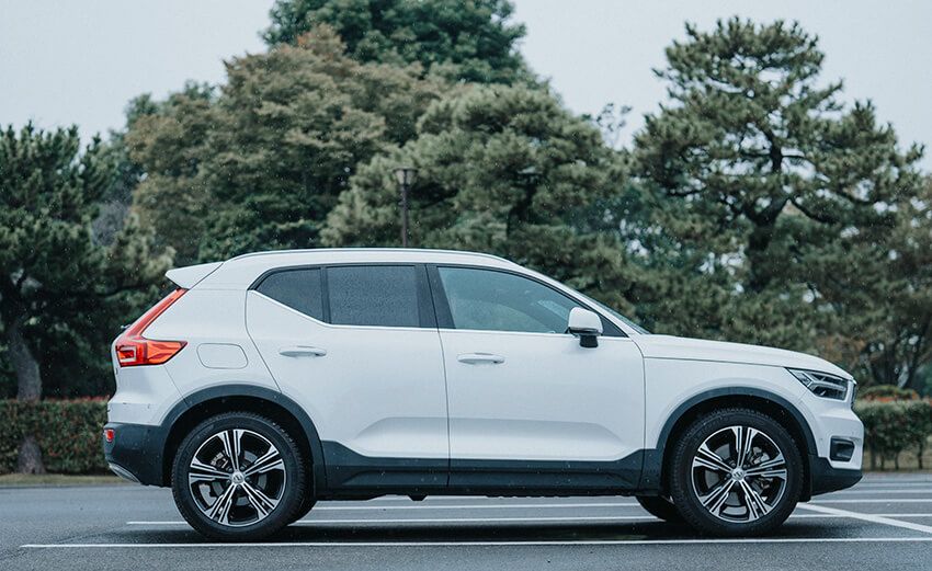 ボルボ初のコンパクトSUVで、都市型のライフスタイルに合わせて設計されたモデル。2リッター4気筒直噴ターボエンジンに48Vマイルドハイブリッドシステムを搭載し、燃費性能と加速性能を両立した一台。