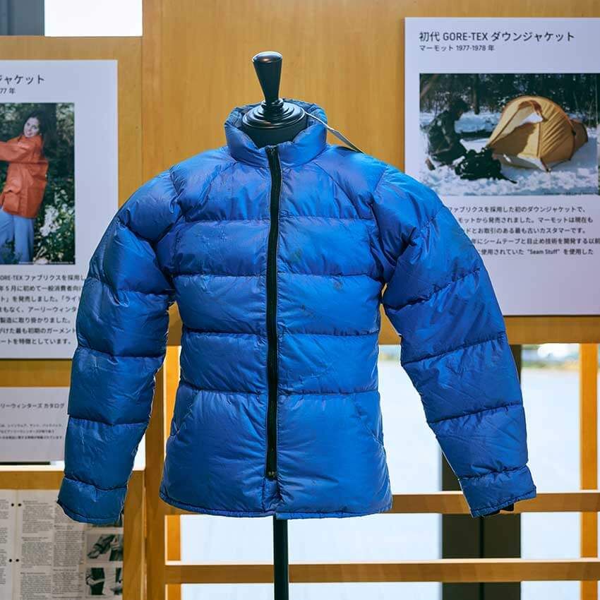 会場にはゴアテックス プロダクツのアーカイブも展示された。こちらは初代ゴアテックスダウンジャケット。