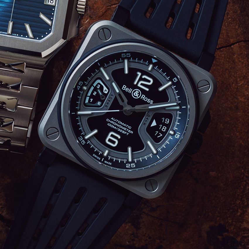 上下2枚のチタン製プレートで、複数のコンポーネントを挟み込む構造の「BR-X3 ブラック チタニウム」。X字型に構成されたグラフィカルな文字盤にも注目を。マットグレーのフレームが、3時位置の日付表示と9時位置のパワーリザーブインジケーターを囲むように配置されている。チタンケース、縦41×横41mm、自動巻き。124万3000円／ベル＆ロス（ベル＆ロス ジャパン　03-6264-3989）