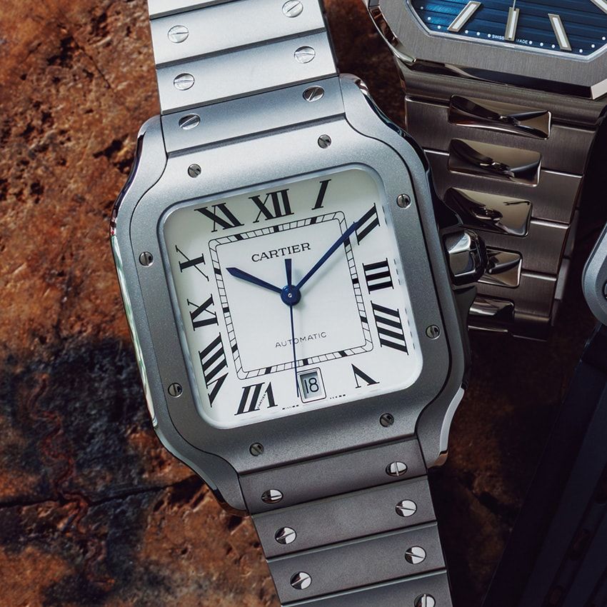 1904年、飛行家のアルベルト・サントス＝デュモンのために考案されたリストウォッチが「サントス ドゥ カルティエ」だ。丸みを帯びたスクエアケースと、美しく配置されたビスが特徴のデザイン。チタニウム製ケース＆ブレスレットの新作は、カルティエの伝統と革新を体現する一本だ。縦47.5×横39.8mm、自動巻き。174万2400円［予価・11月1日（土）発売予定］／カルティエ　0120-1847-00