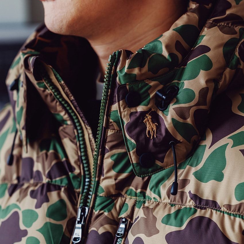 インラインにはないカモフラージュパターン、表地のファブリック、ポロ ポニーの色や位置を別注。ロンハーマンらしい、西海岸のローファイな雰囲気が漂う一着に仕上がったコラボレーション。日常生活には必要十分な、650フィルパワーのダウン素材を採用。袖口には風の侵入を防ぐベルクロストラップ、フードにはドローコード付きと防寒対策も万全だ。9万5700円/ポロ ラルフ ローレン フォー ロンハーマン(ロンハーマン 0120-983-781)