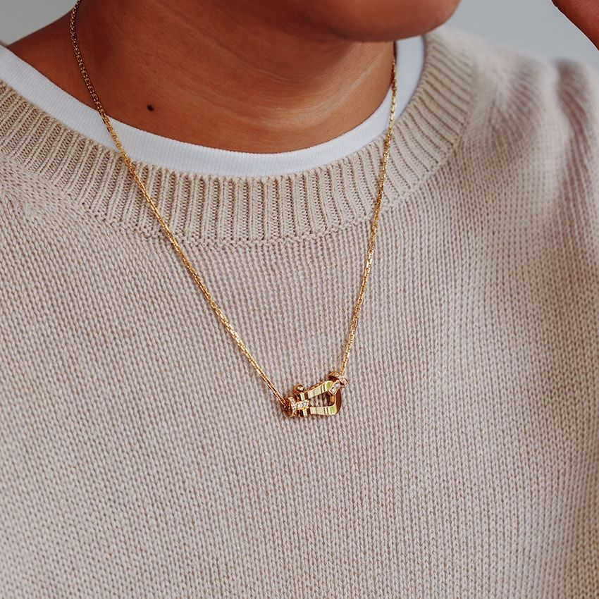 ヨットのシャックル（連結具の一種）をモチーフにした「フォース10」コレクションのニューフェイス。美しさと力強さを併せ持ち、海を感じさせる唯一無二のジュエリーである。そのネックレスに大型バックルのラインが新登場。写真のイエローゴールドのほか、ピンクゴールド、ホワイトゴールドの3色で展開する。いずれも控えめなダイヤがあしらわれている。125万4000円／フレッド　03-5635-7040