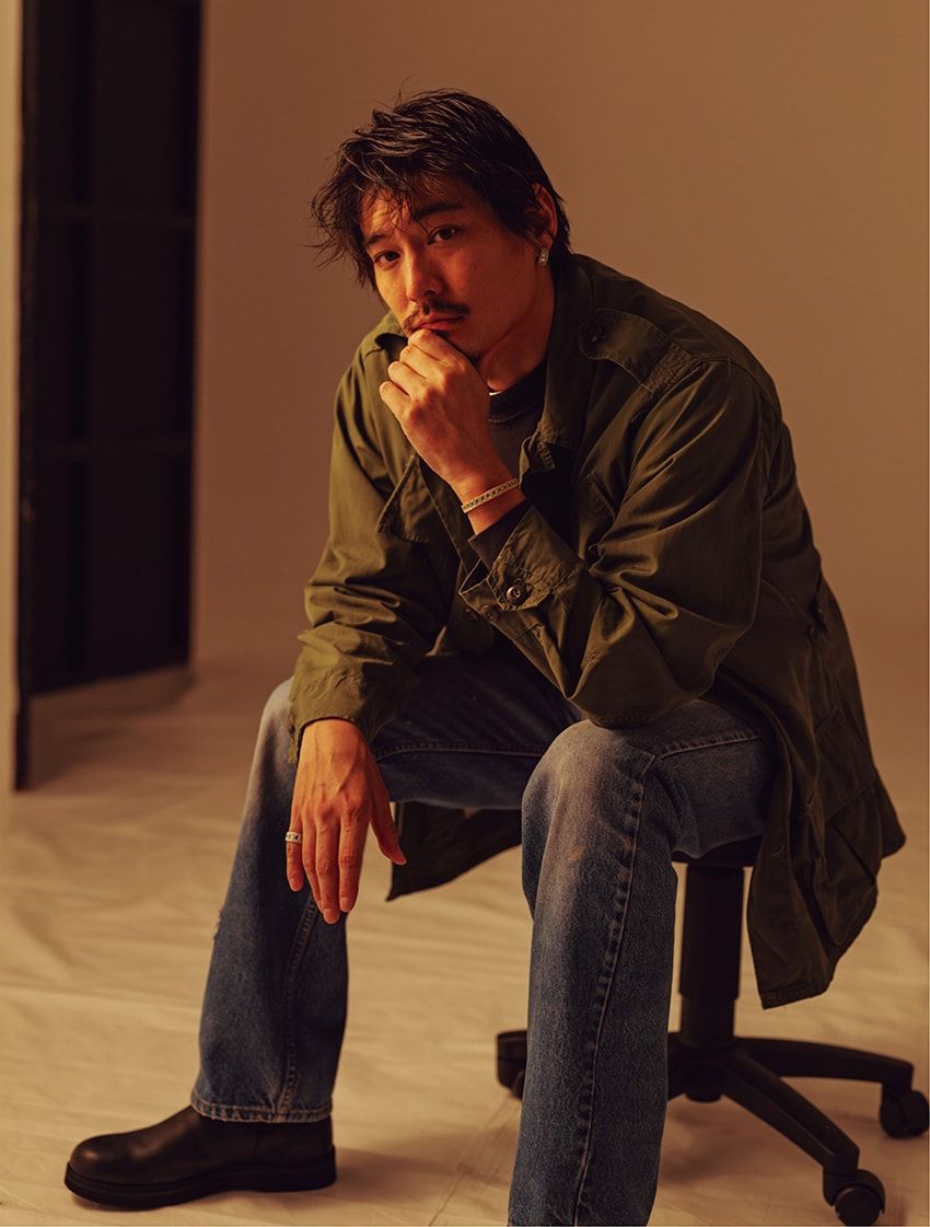 イヤリング77万円［WG］、ブレスレット155万円［YG×ターコイズラッカー］、リング57万円［WG］／すべてディオール ファイン ジュエリー（クリスチャン ディオール　0120-02-1947）、古着のジャケット5万4780円／ベルベルジン　03-3401-4666、古着のスウェット2万7500円／ニート ハウス ヴィンテージ（ニート ハウス トウキョウ　090-3335-2110）、古着のパンツ1万4190円／古着屋JAM 原宿店　03-6427-3961