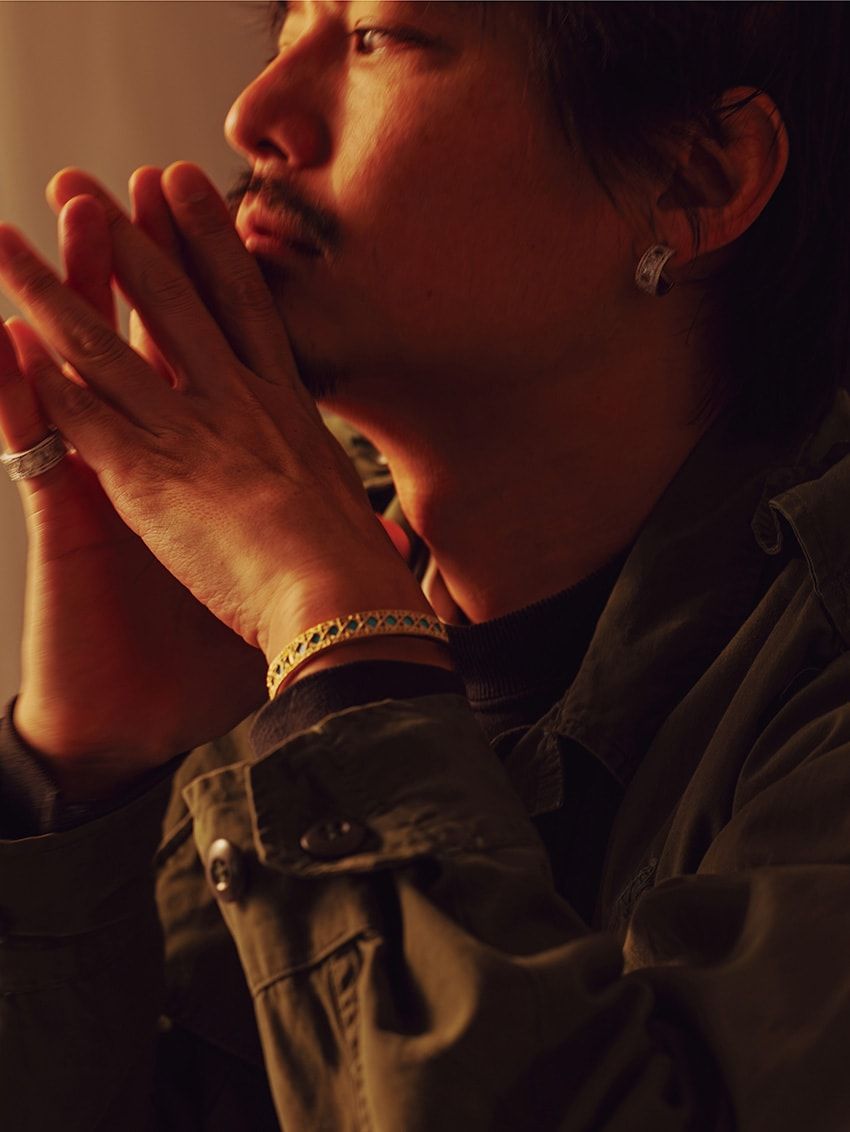 「ディオール」のジュエリーを、往年のヴィンテージスタイルで楽しむ。デニム、レザーetc. - 2枚目の画像