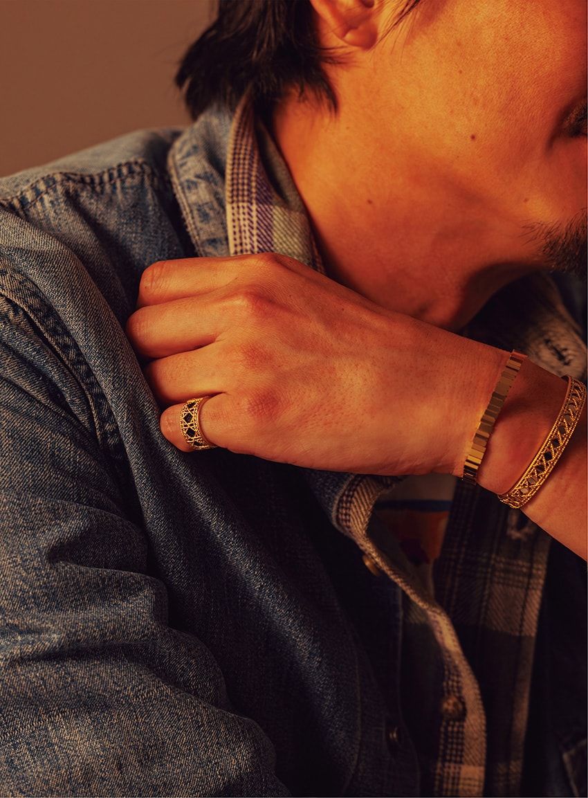 「ディオール」のジュエリーを、往年のヴィンテージスタイルで楽しむ。デニム、レザーetc. - 3枚目の画像