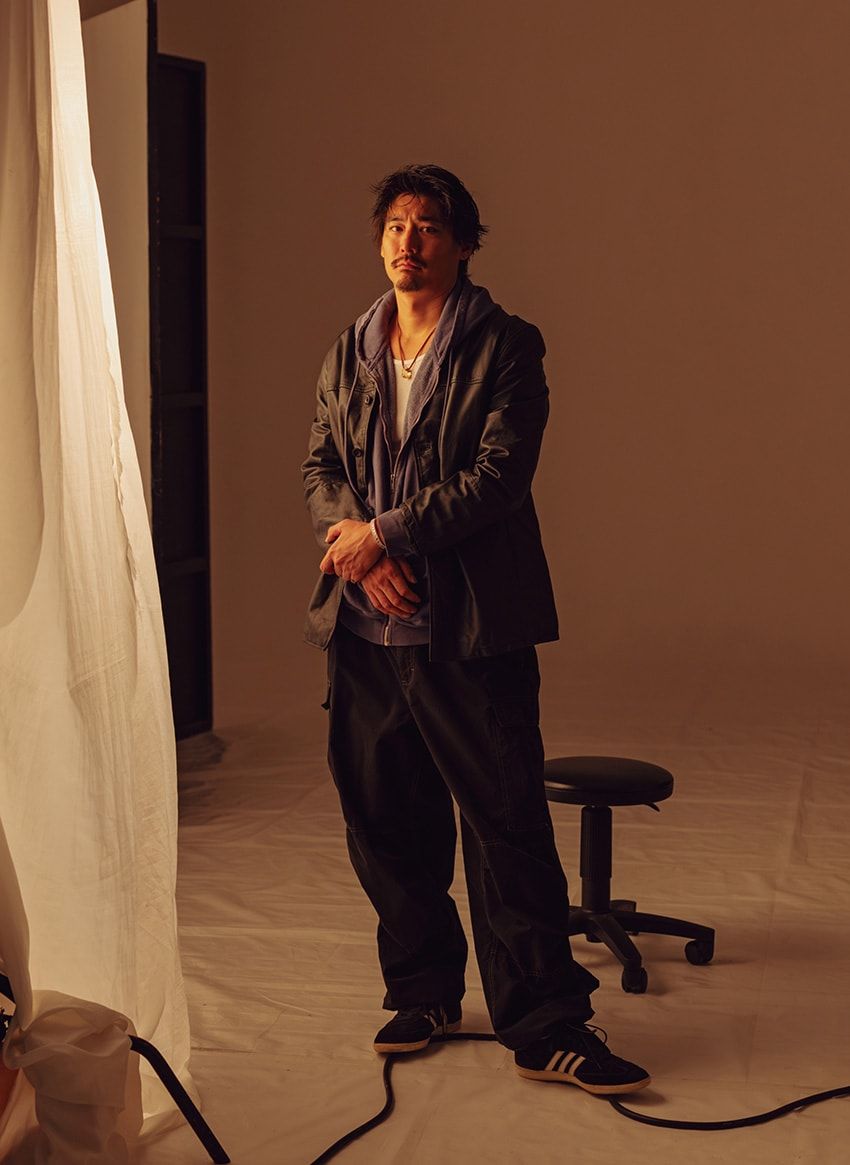 ブレスレット160万円［WG］、リング54万円［YG×ターコイズラッカー］、リング42万円［YG］／すべてディオール ファイン ジュエリー（クリスチャン ディオール　0120-02-1947）、古着のジャケット1万7490円、古着のパーカ6490円、古着のスニーカー1万890円／すべて古着屋JAM 原宿店　03-6427-3961、古着のパンツ1万800円／グリーフル ハラジュク　03-6427-6039