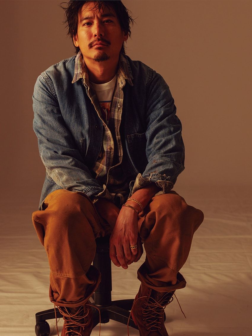 ブレスレット左●125万円［YG］、右●155万円［YG×WG］、リング54万円［YG×ブラックラッカー］／すべてディオール ファイン ジュエリー（クリスチャン ディオール　0120-02-1947）、古着のジャケット8万7780円／ベルベルジン　03-3401-4666、古着のシャツ5390円／古着屋JAM 原宿店　03-6427-3961、古着のカットソー2万9800円、古着のパンツ2万1800円／ともにグリーフル ハラジュク　03-6427-6039