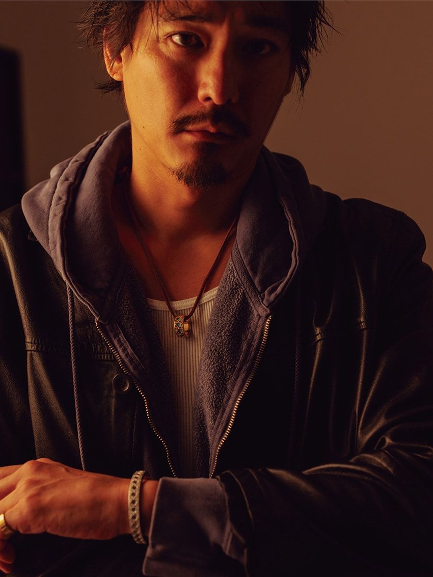 「ディオール」のジュエリーを、往年のヴィンテージスタイルで楽しむ。デニム、レザーetc. - 6枚目の画像