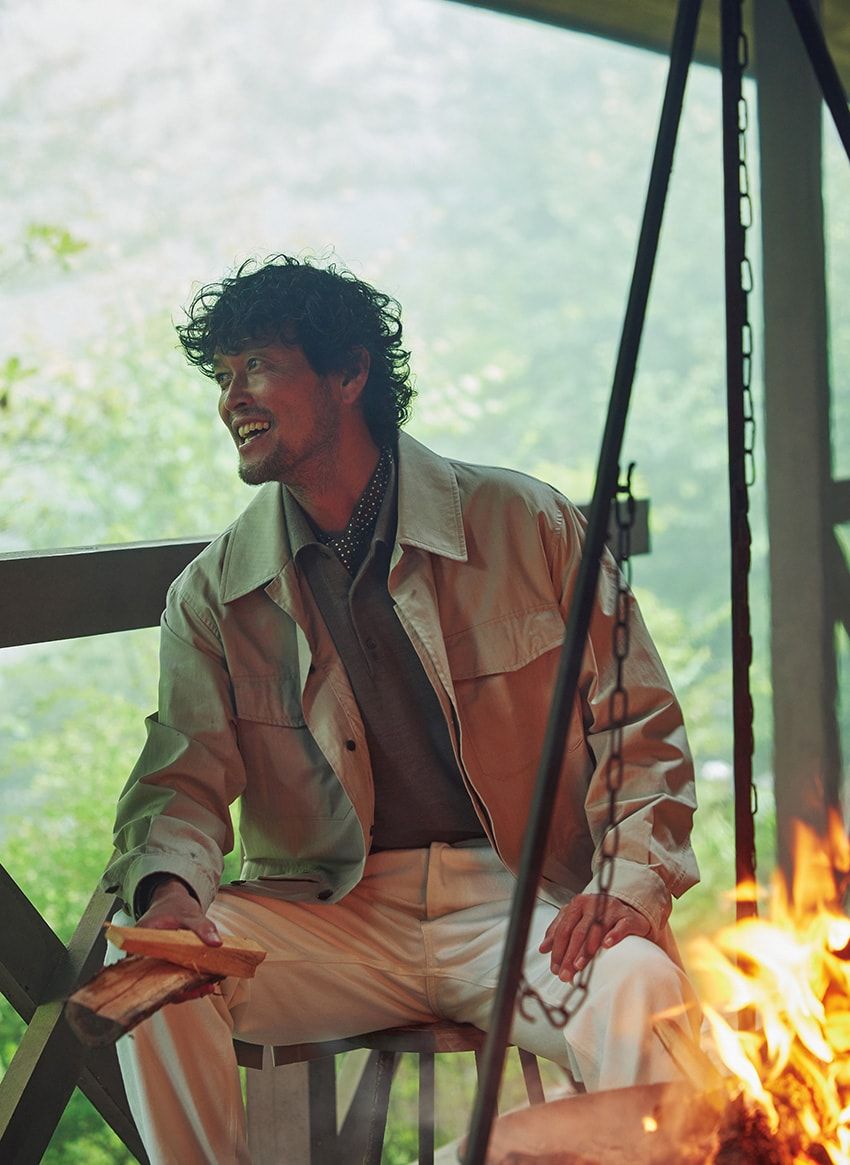 ブルゾン31万7900円、ポロシャツ18万400円［参考色］、スカーフ参考商品、デニム12万2100円／すべてダンヒル　0800-000-0835