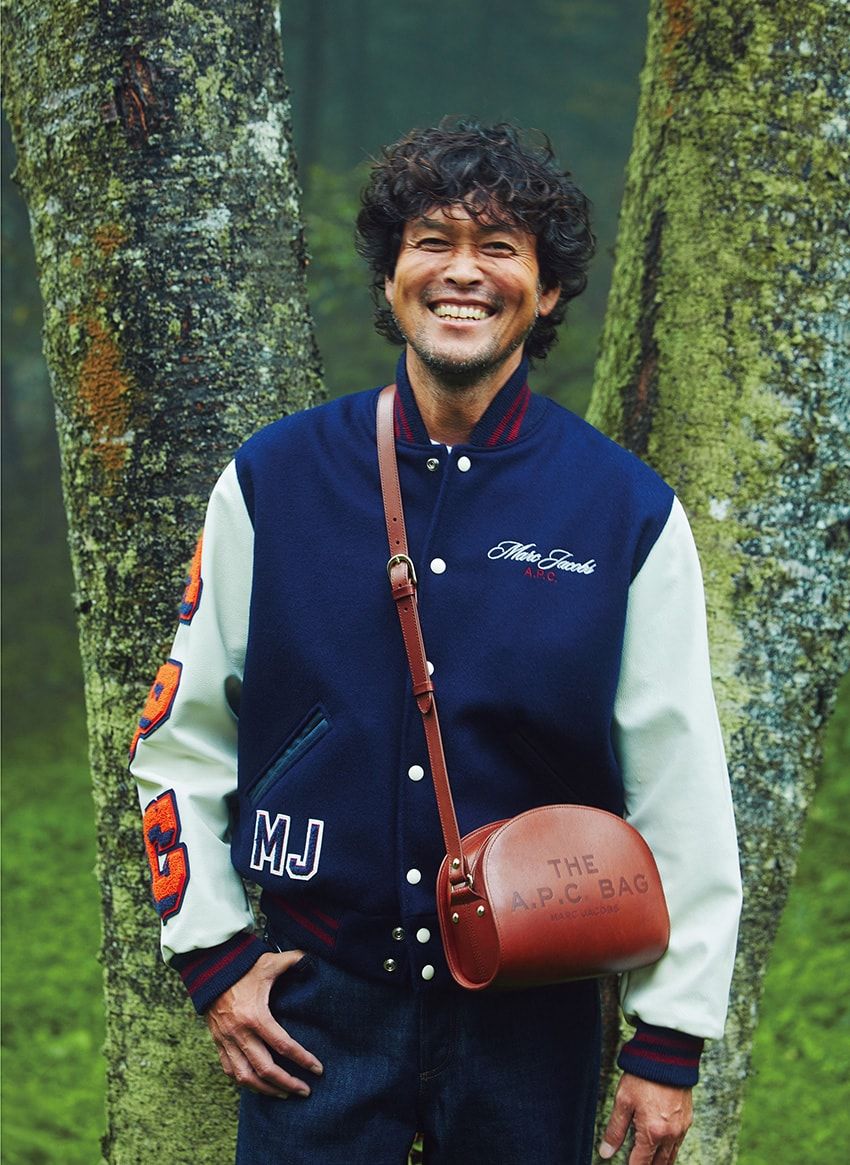 ブルゾン24万2000円、デニム5万2800円、バッグ8万4700円/すべてA.P.C. マーク ジェイコブス(A.P.C. 0120-500-990)