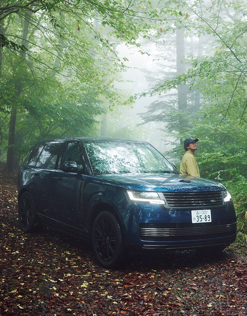「レンジローバー SV P550e(PHEV)」全長5065×全幅2005×全高1870mm、総排気量2993㏄、乗車定員5名。2897万円〜/ランドローバーコール 0120-18-5568、ブルゾン9万200円、キャップ2万4200円/ともにタトラス(タトラス 銀座店 03-6228-7770)