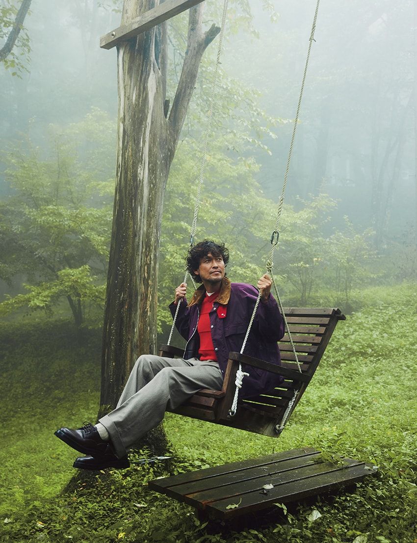 ブルゾン7万9200円／ポール・スミス × バブアー、ニット3万9600円、Tシャツ1万9800円、パンツ4万9500円、靴11万円／すべてポール・スミス（ポール・スミス リミテッド　03-478-5600）