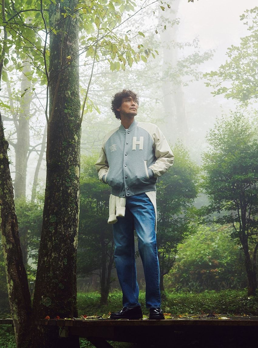 ブルゾン4万4000円、腰に巻いたニット2万6400円、デニム2万6400円、靴4万4000円/すべてトミー ヒルフィガー 0120-266-484