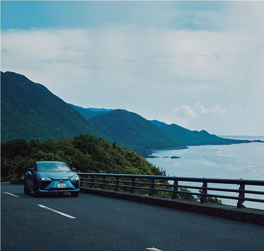 パワフルな四輪駆動力システム「DIRECT4」で林間部や海岸線沿いもが心地良く走り抜ける。