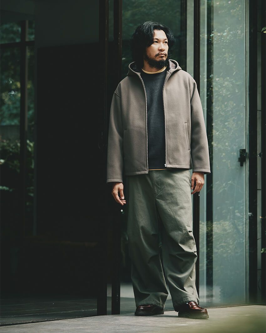 ブルゾン0万0000円、カットソー０万0000円、Tシャツ０万0000円、パンツ０万0000円／すべてビーミング by ビームス、靴０万0000円／パラブーツ（すべてビーミング ライフストア by ビームス ららぽーとTOKYO-BAY店　047-436-6500）