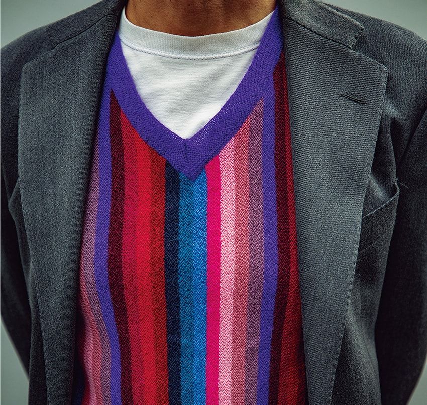 アメリカっぽい色をスーツ姿に挿す。