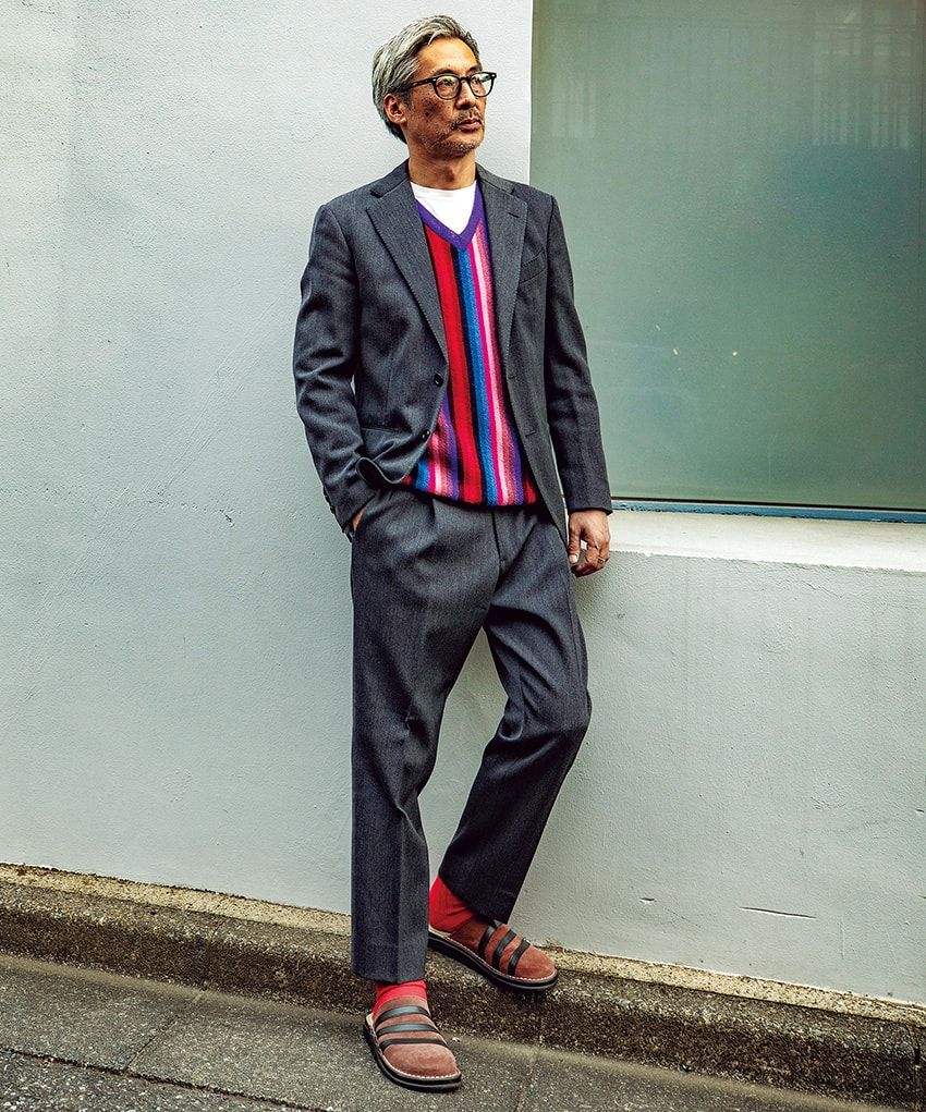 スーツ＝カルーゾ　ニット＝ファニ レマメイヤー　Tシャツ＝フルーツオブザルーム　サンダル＝アディダス オリジナルス　メガネ＝アイヴァン　リング＝ゴローズ（左手）、ナバホ（右手）