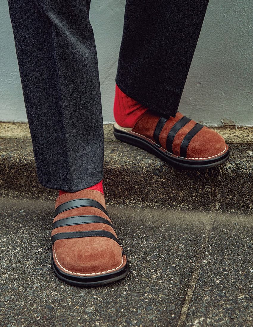 ラフなサンダルで軽やかにハズす。