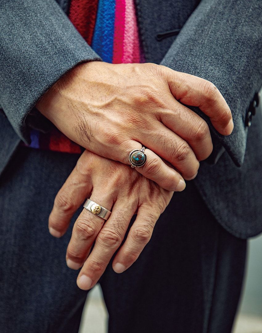 手元のシルバーでカタ苦しさを打破。