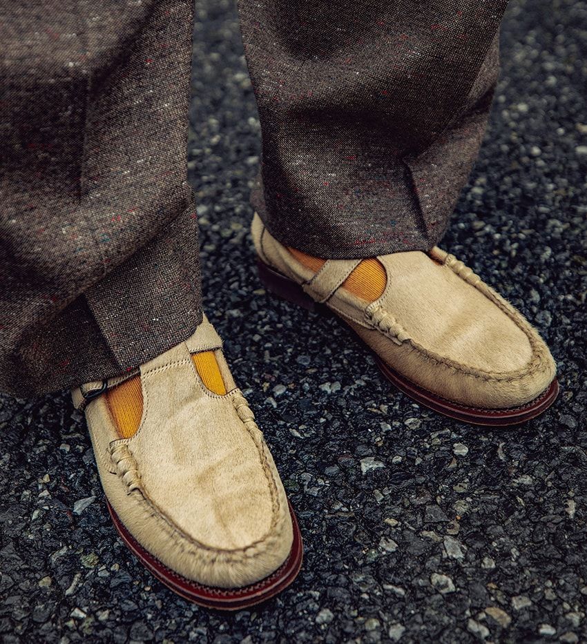 靴はアーボンカーフを選び洒脱に。