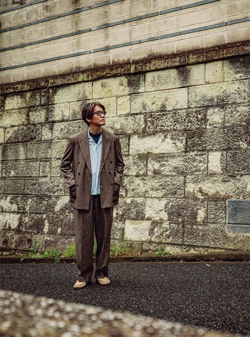 アーカイブ&スタイル 代表 坂田真彦さん●1970年生まれ。複数のコレクションブランドを経て、2001年にフリーデザイナーとして活動開始。’04年より現職のデザインスタジオを始動。今回着用するスーツをはじめ、ディレクションに携わるアイテムは今季も豊富に揃う。