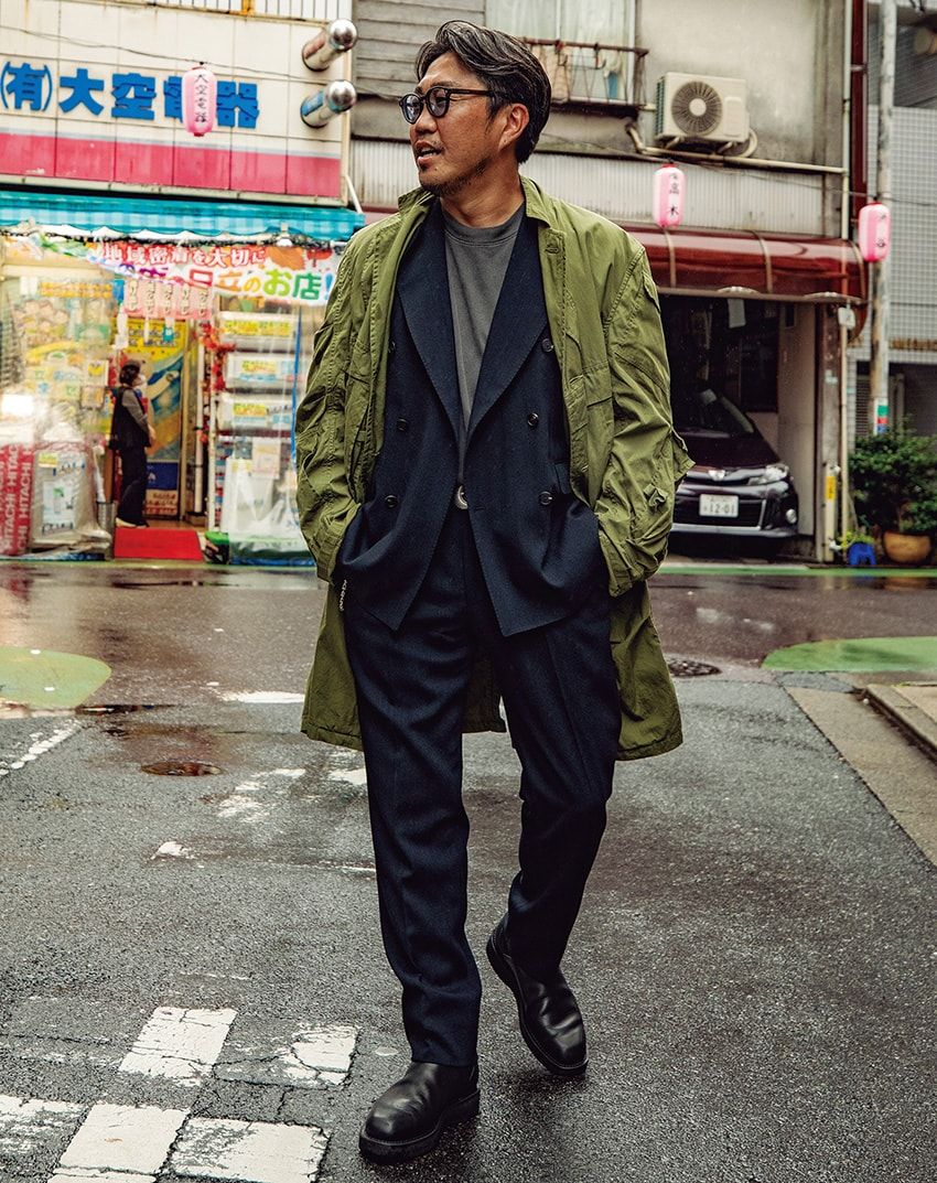 スーツ＝タリアトーレ　コート＝ジュンヤ ワタナベ マン × ニードルズ　Tシャツ＝ハンサム　ブーツ＝オーラリー　メガネ＝アヤメ　ウォレットチェーン＝ティファニー　ベルト＝ウィリアム