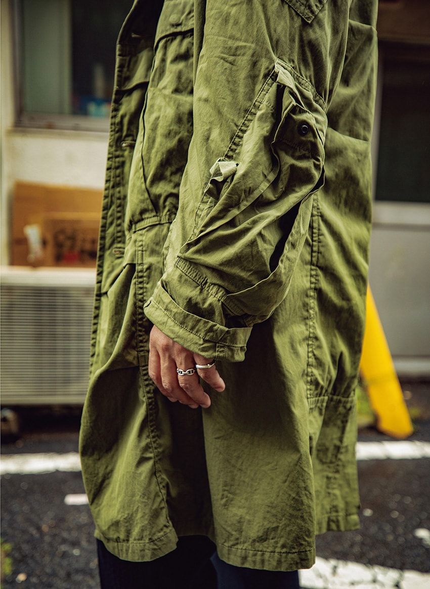 スタイリスト菊池陽之介のスーツの楽しみ方。ミリタリーコート＆シルバーアクセで”着流せ” - 3枚目の画像