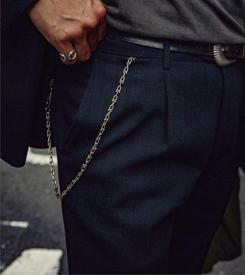 黒のスーツにはシルバーがキブン。