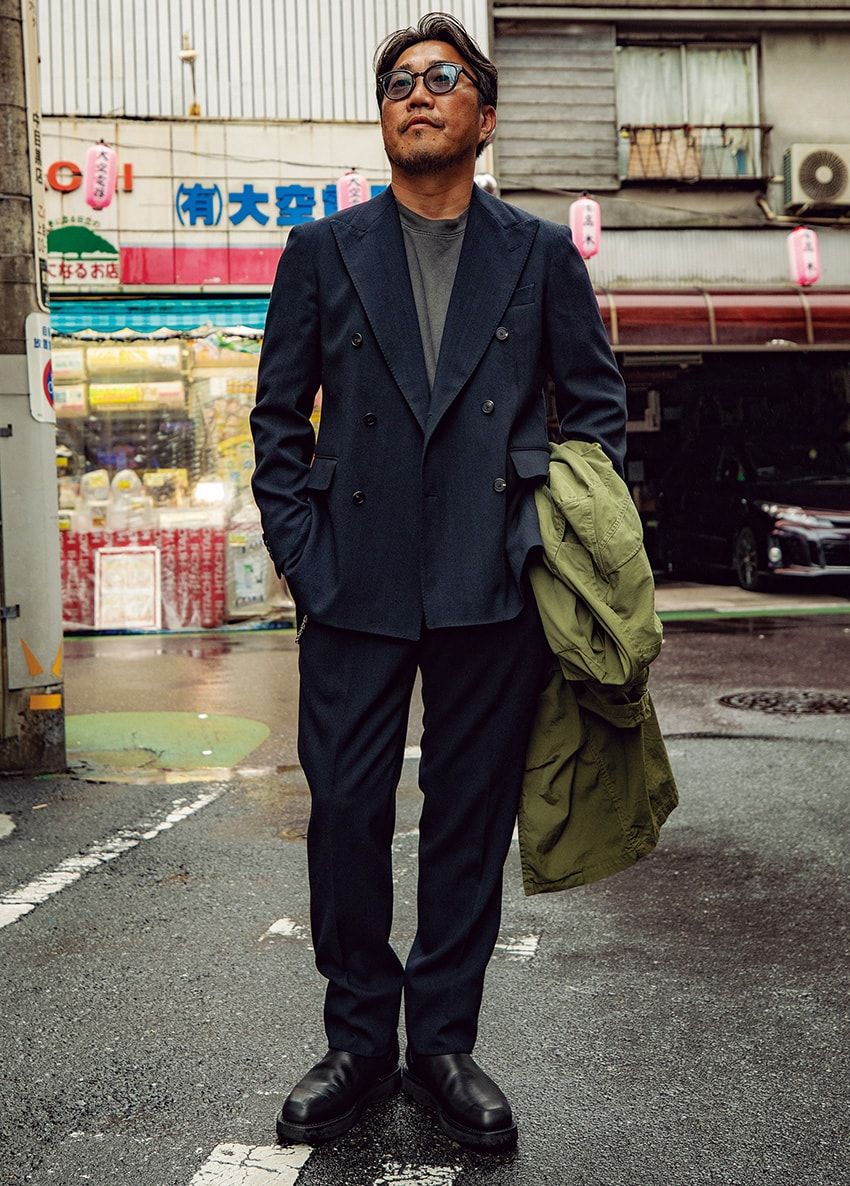 いくら仕立てのいい一着でも、普段の格好の延長として着るのが流儀。仮にスーツがスウェットシャツとデニムに変わっても違和感のない、日々身に着けているものをコーディネイトした。例えばこの日は、ミリタリーコートを羽織っていたが、いかに“ドレスアップしない”かを意識しているそう。アクセ類はイヤミがなく、馴染みやすいシルバー派。