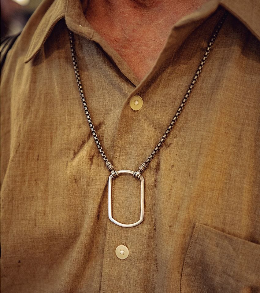 メガネホルダーで首元にアクセント。