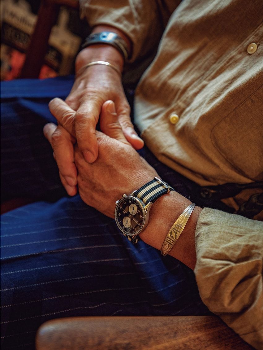 いつも身に着けるブレスと腕時計。