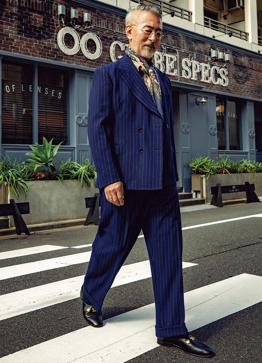 スーツ＝古着　シャツ＝ヤエカ　靴＝ボーディ　メガネ＝ゲルノット・リンドナー　スカーフ＝アナトミカ　ネックレス＝ラループ　腕時計＝IWC　バングル＝不明