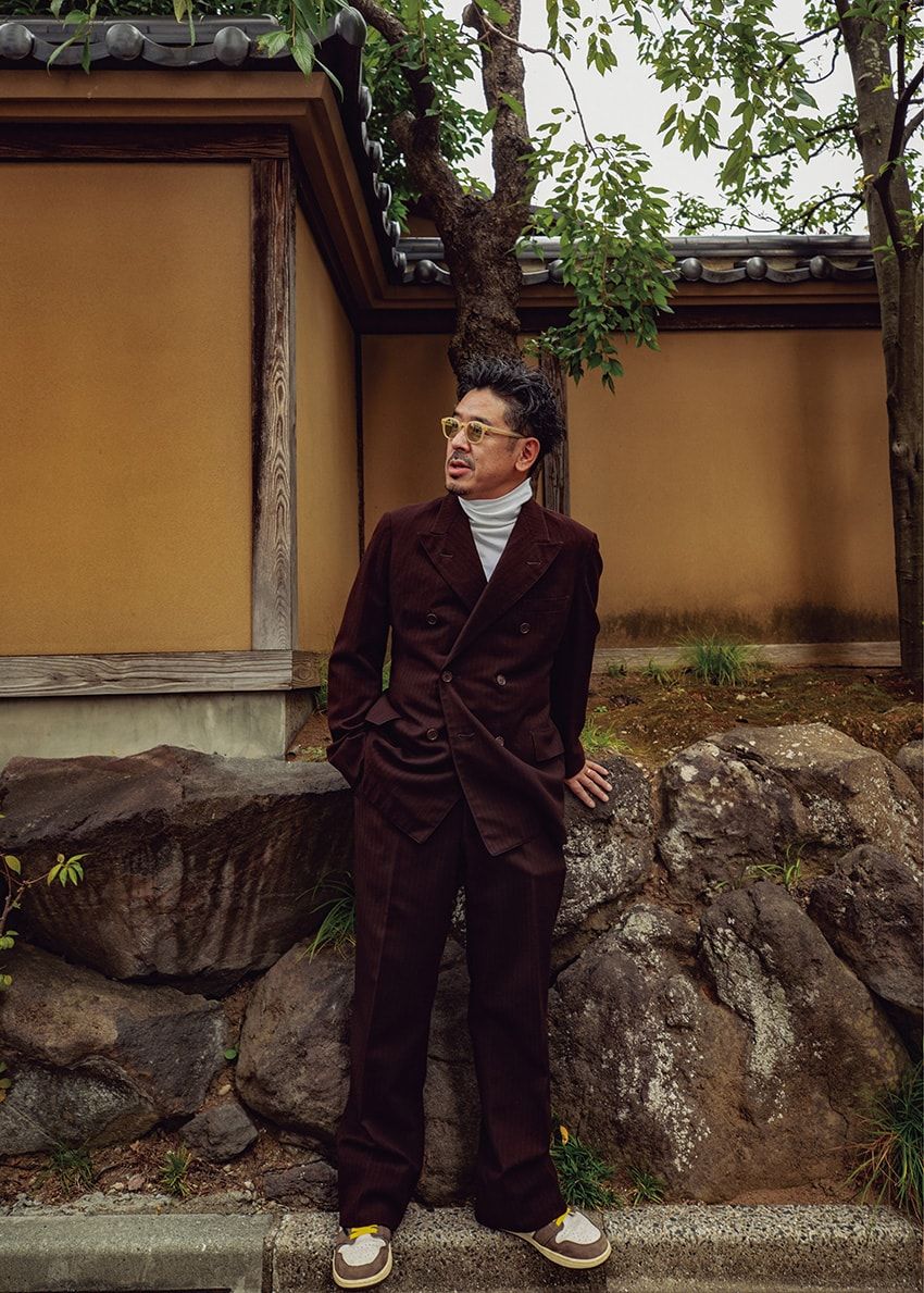 スーツ＝古着　カットソー＝サンスペル　スニーカー＝トラヴィス・スコット × ナイキ　メガネ＝ノチノオプティカル　サスペンダー＝不明